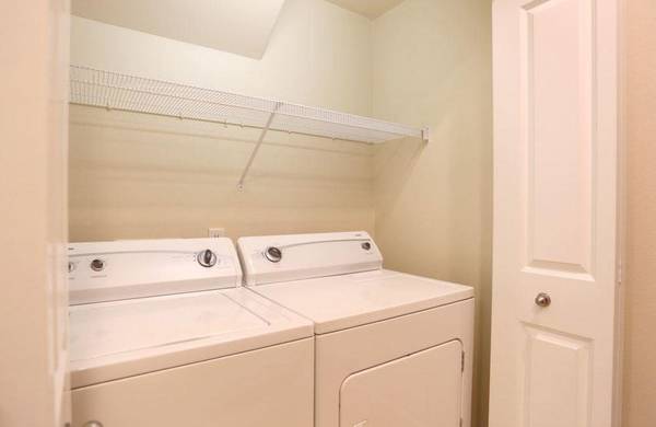 $1,667 / 2br - 760ft2 - Chimenea*, Garaje*, Patio exterior con mesas de picnic (Sherwood)63831465294081121