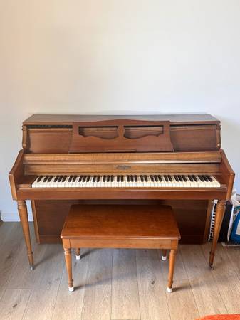 🎹 Wurlitzer Upright Piano – Beautiful Wood Finish – Great for Beginne 1