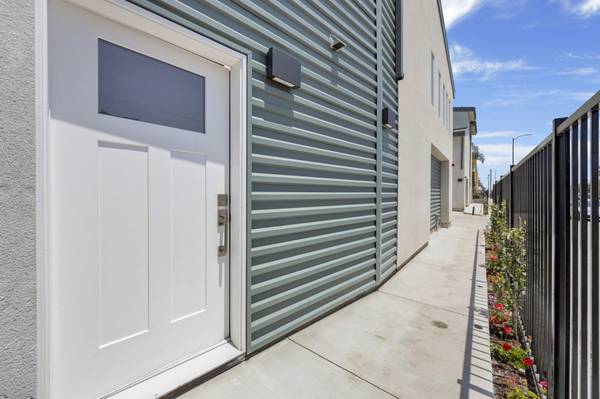 $3,700 / 4br - 1796ft2 - Welcome to Andrea Lane. Newly built, light-filled three story home (Sun Valley)63840113538947121