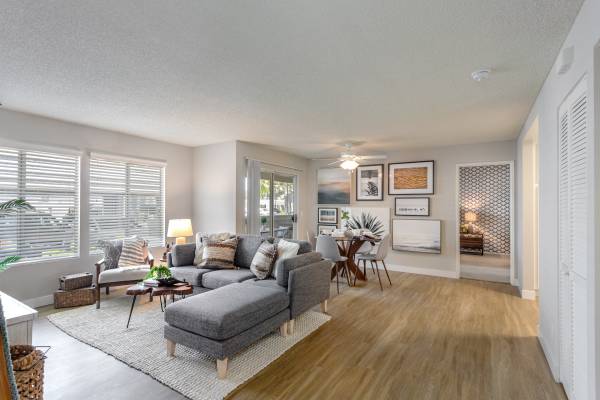 $3,205 / 2br - 1020ft2 - 💼 Work From Home in Style – 2 Bedroom with Office Space Near Shopping (Ventura)63800711816323121