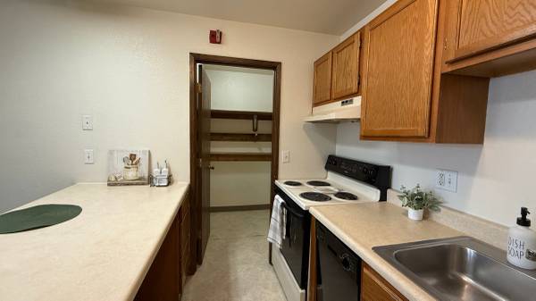 $1,685 / 2br - 625ft2 - Don't miss this fabulous 2 Bed, 1 Bath! Highly desirable location! (Anchorage - Russian Jack Springs)64004783971970122