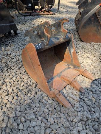 18" Mini Excavator Quick Connect Bucket 1