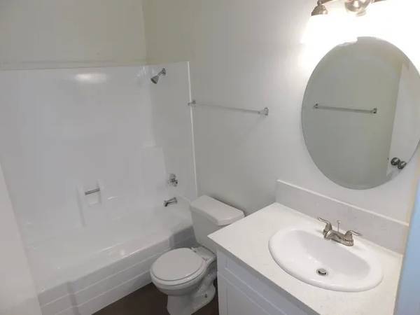 $860 / 1br - Upper 1 bedroom apartment in Prime Alhambra Location! (18 S Marguerita Ave #19 Alhambra, CA)63812226575107121