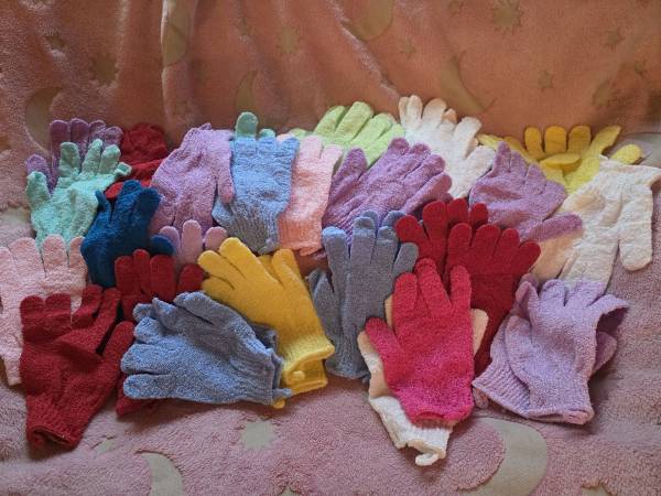 Exfoliating shower gloves 1