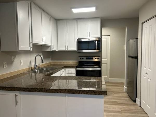 $2,600 / 2br - 1000ft2 - Ideal 2 bedroom apt, Fully-equipped kitchen, Bellevue area, W/D inside (Bellevue)63659484310401121