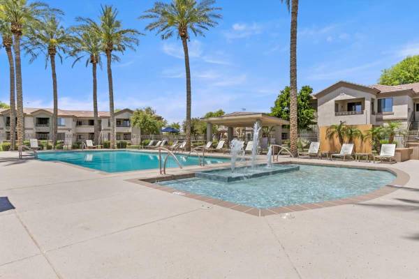 $1,285 / 1br - 761ft2 - Garden Tubs and Dual Sinks, BBQ Grills, Outdoor Fire Pit (Goodyear)64024991616899122