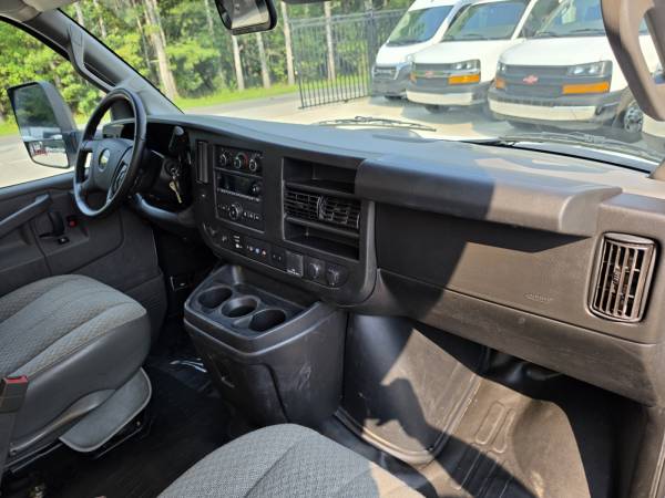 2022 Chevrolet Express 3500 17ft - Photo 14