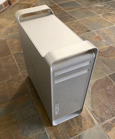 Mac Pro (Mid 2010 MacPro 5,1) with Monitor Included 1