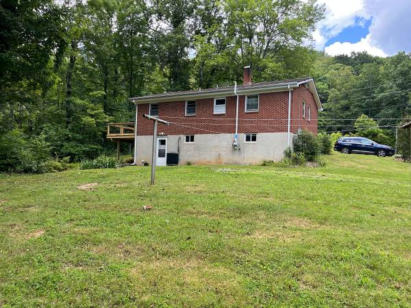 $950 / 2br - 950ft2 - Raintree Village Apartments - now taking applications (Bedford, VA)63851968894595121