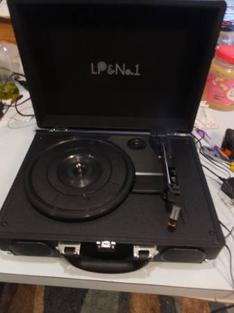 Portable Suitcase Turntable 1