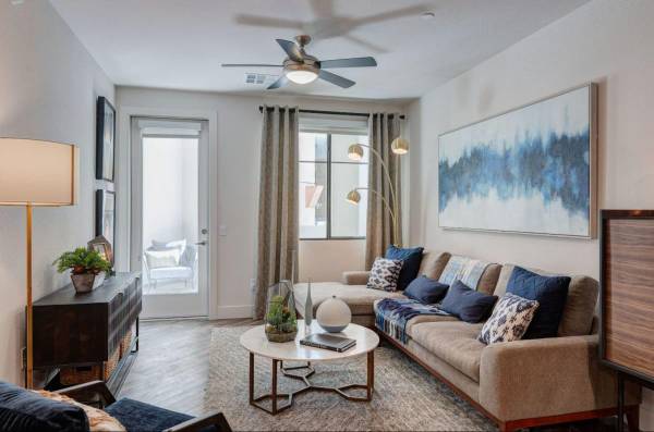 $2,399 / 2br - 1062ft2 - Wood-Style Flooring, Quartz Countertops, Yoga Room with Spin Bikes (Scottsdale)64024989391235120