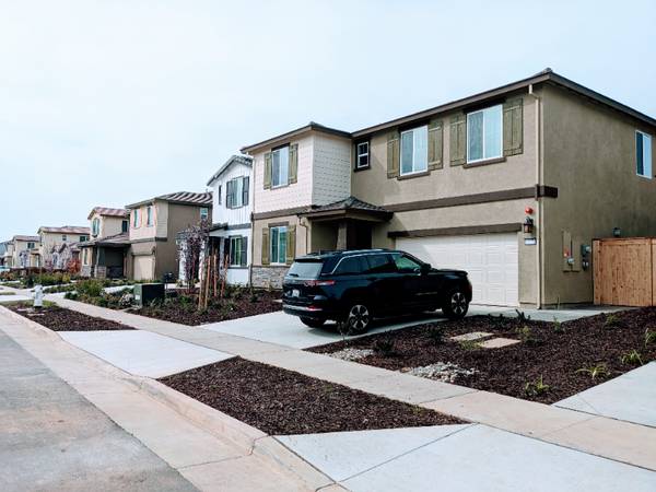 $850.00 / 1br - Lovely Queen Room (Shared Bathroom) in the Beautiful and Safe Neighbor64043840529153121