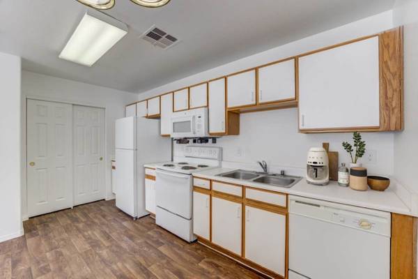 $1,068 / 1br - 627ft2 - Clubhouse, Air Conditioner, Laundry Facilities (2655 W Lake Mead Blvd, North Las Vegas, NV)63859499343491122