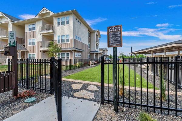$1,744 / 2br - 1092ft2 - Optional Garages, Dog Park, Pool & Spa, 24 Hour Fitness Center (Paramount)63794993254529121