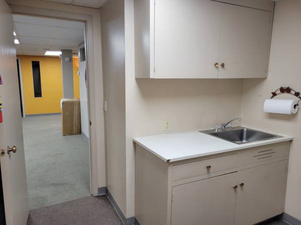 $2,500 / 2500ft2 - 36th & Dodge 2500sqft UTILITIES PAID/FINISH TO SUIT (Omaha)64020840370177124