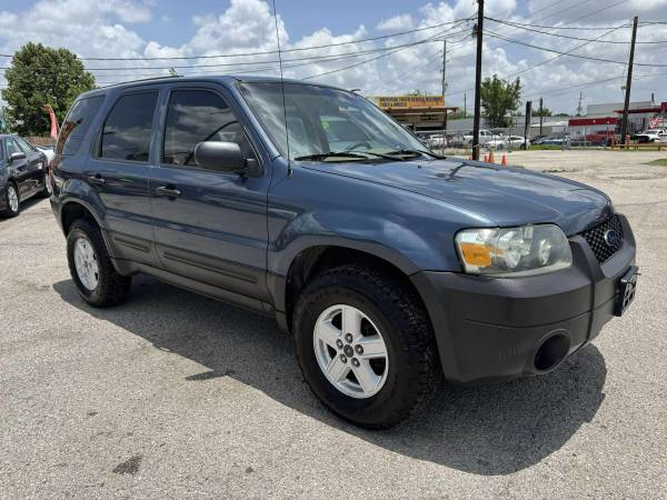 2005 FORD ESCAPE - INFORME CARFAX DISPONIBLE, AHORRADOR DE GASOLINA, PAGO EN EFECTIVO - $2,995 (West Mount Houston)63622465757187122