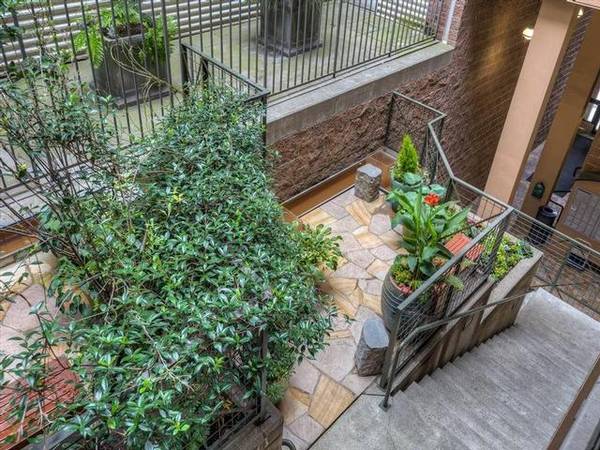 $1,810 / 468ft2 - Roof Deck with BBQ Area, Smoke-Free Community, Laundry Facility (1408 Western Ave Seattle, WA 98101)63786780307073123