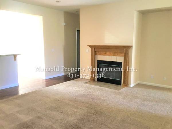 $4,050 / 2br - 1725ft2 - 2-Bed 2-Bath Home with Modern Kitchen and Fenced Back Yard in HOA (Seaside)64009499947906123