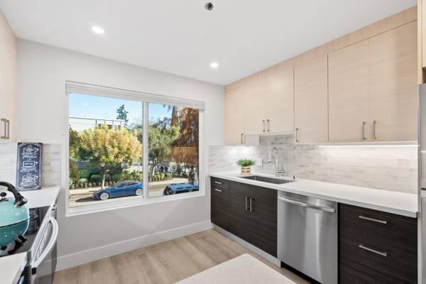 $2,219 / 1br - 761ft2 - Live in the Vibrant Redwood City + Parking Spot (mountain view)63946805844226121