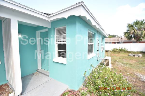 $1,395 / 2br - 401 Milwaukee Ave ~ Duplex recién pintado! ~ (Dunedin)63991226957315122