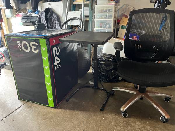 Free exercise cube - table- Desk chair 1