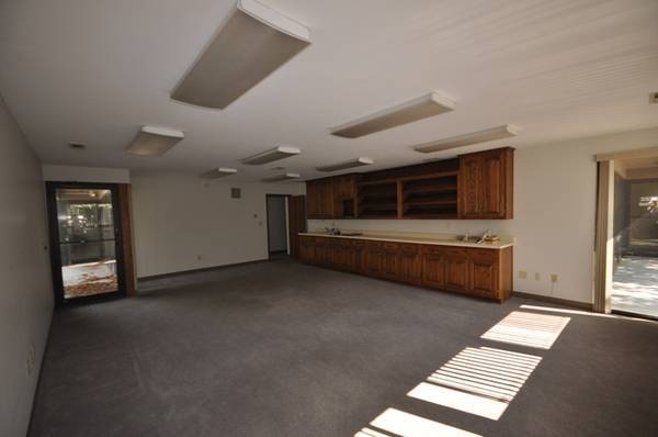 $300 / 100ft2 - $300 small & BIG office spaces available (Fort Wayne)63953482899586122