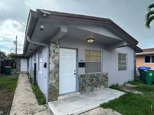 $1,050 / 2br - 🌸Fully Remodeled 2 Bed / 1 Bath Home🌸 (Miami, FL)63769617205505120