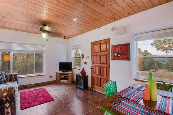 $1,250 / 1br - 700ft2 - Fully Furnished 1 Bed, 1 Bath Casita in Forested Foothills (Las Vegas, NM)63659815792001122