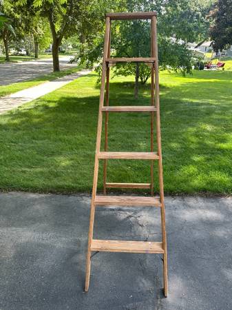 Escalera plegable de madera de 6 pies con estante para pintura - $35 (Waukesha)63470634539009121