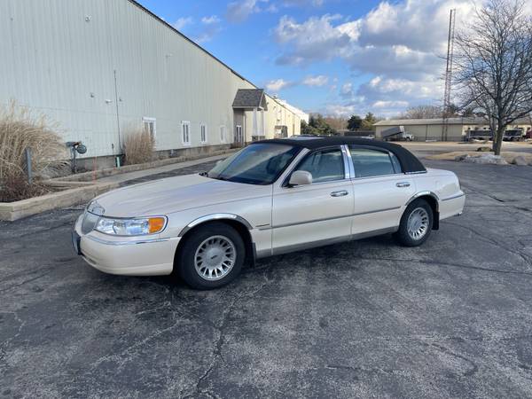 Lincoln Town Car 1998 - $3.000 (FOX RIVER GROVE)63618894577153120
