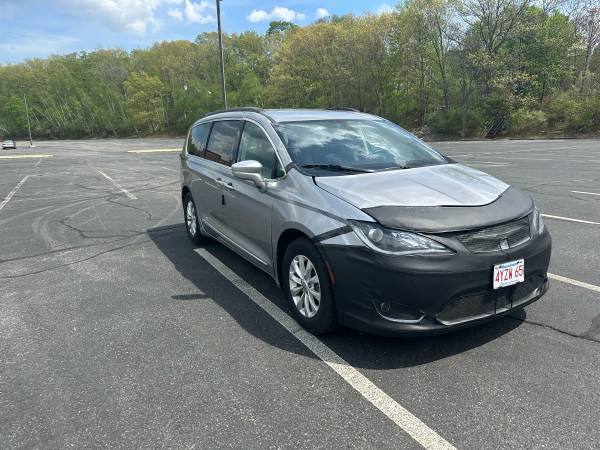 2017 Chrysler Pacifica 45000miles - $6,999 (Sudbury)63615747576835123