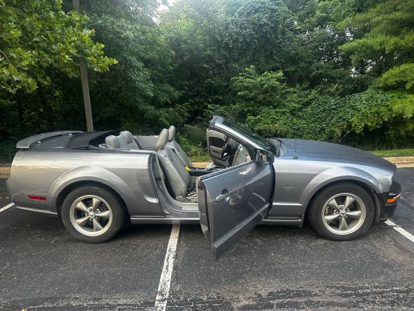 2006 mustang gt - $3,500 (Woodbridge)636165332418571211
