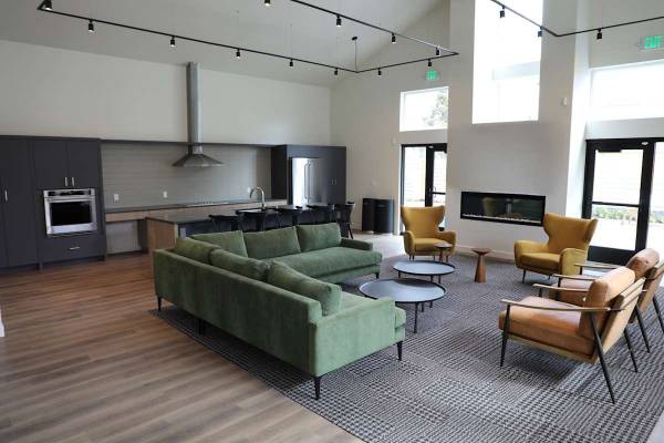 $1,941 / 3br - 921ft2 - Transit-Oriented Living at Its Best - Discover Your New Home! (27606 Pacific Hwy S, Federal Way, WA)63850638003713120