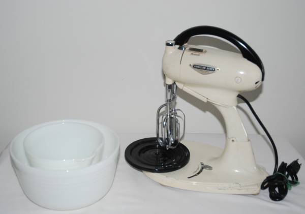 VTG 1950s Hamilton Beach Model G Electric Mixer 2 Milk Glass Bowls 1