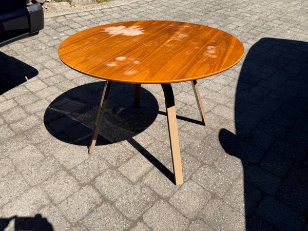 Round Dining Table 1