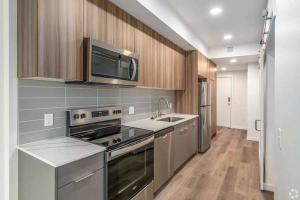 NEW!!! Studio, Wood-Style Flooring, Two Courtyards with Grill Area 1