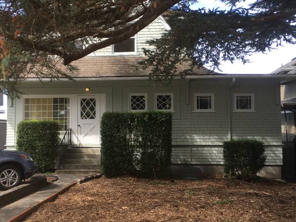 $750 / 8br - 100ft2 - ROOMS IN BEAUTIFUL CRAFSTMAN ACROSS THE STREET FROM WWU - FEMALE ONLY (bellingham)63509602857987122