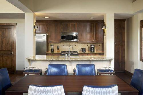 $3,995 / 2br - 1150ft2 - Sundance Week; Ski Condo at the Hilton Grand Sunrise; Next to Gondola. (Park City Mountain Canyon Village)63674226878595124