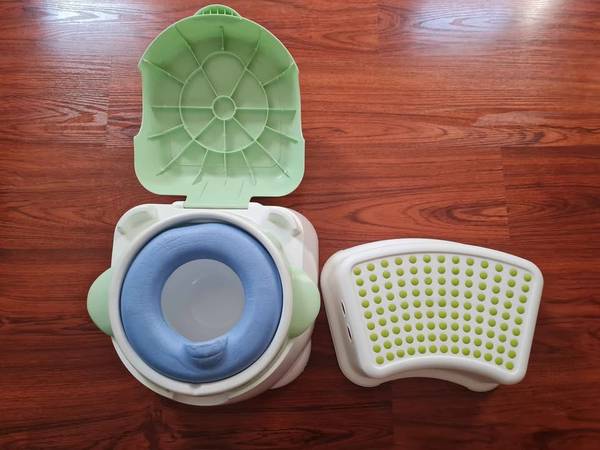 Silla entrenadora para inodoro y taburete escalón - Excelente estado y súper limpio - $5 (fremont / union city / newark)63439859762179121