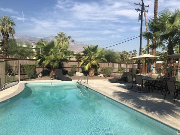 $1,395 / 1br - Patio de Cathedral City – 1 dormitorio remodelado con piscina (Cathedral City, Palm Springs)63668370763905120