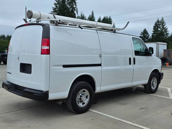 Furgoneta CHEVROLET EXPRESS G2500 del 2018 con estantes y portaequipajes para escaleras - $16 950 (PORT ORCHARD)63470765150211124