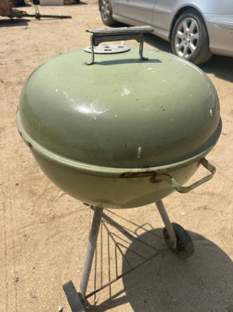 Weber vintage de color verde aguacate "The Caribbean" de 22" para parrilla de carbón - $200 (Palmdale)63471349112835122