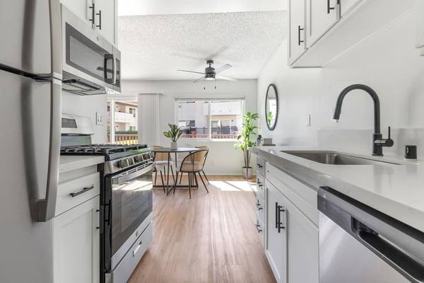$2,830 / 2br - 988ft2 - Access to Public Transportation, Large Closets, Cable Ready (645 Hampshire Rd, Westlake Village, CA)63668287261697121