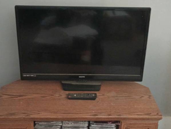 Sanyo 32" Flat Screen TV 1