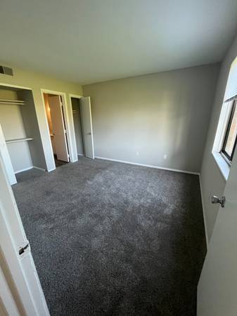 $991 / 1br - 600ft2 - ¡UN DORMITORIO! ¡PRIMER PISO! CONEXIONES PARA LAVADORA/SECADORA (3010 SIMCOE DRIVE)63953482818307121