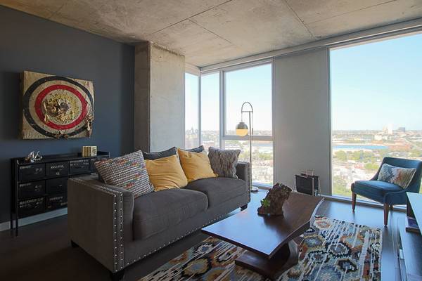 $2,400 / 1br - Beautiful 1 bed washer/dryer, hw floors, and gym, sundeck (Near North/Downtown)63898984540803120
