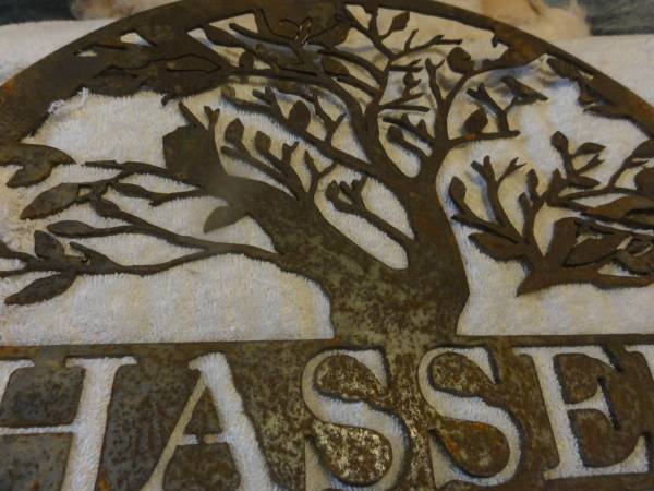 Hassell? 17 1/2" metal steel Tree wall Hanging Sign Plaque - $10 (Federal way)63471420715009121
