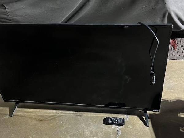 Vizio 50" Flat Screen LCD TV w/remote 1