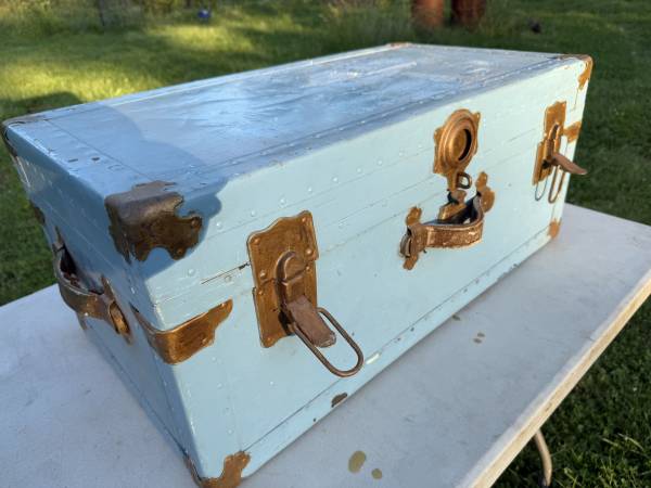 Steamer trunk 1