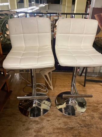 PAIR OF WHITE LEATHERETTE CHROME SWIVEL BAR STOOLS 1